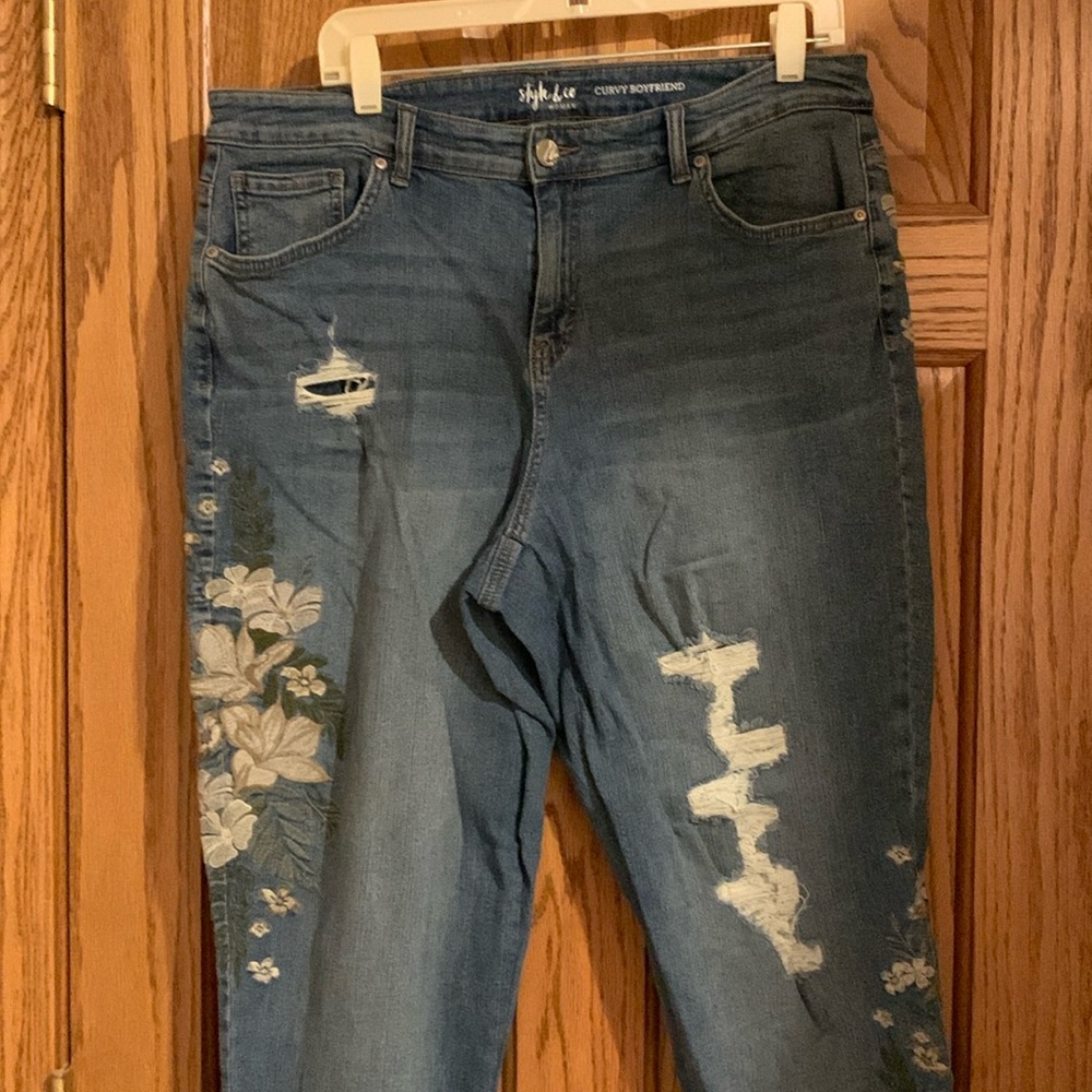 Style & Co Curvy Boyfriend Jeans. Size 16W. Embroidered. Distressed. Very Cute!